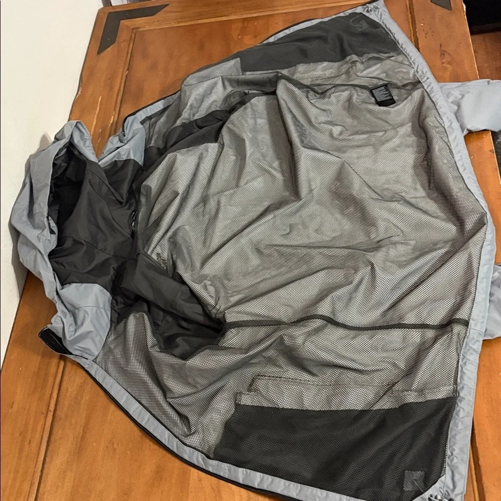 The North Face Nylon Light Gray Windbreaker Size Small